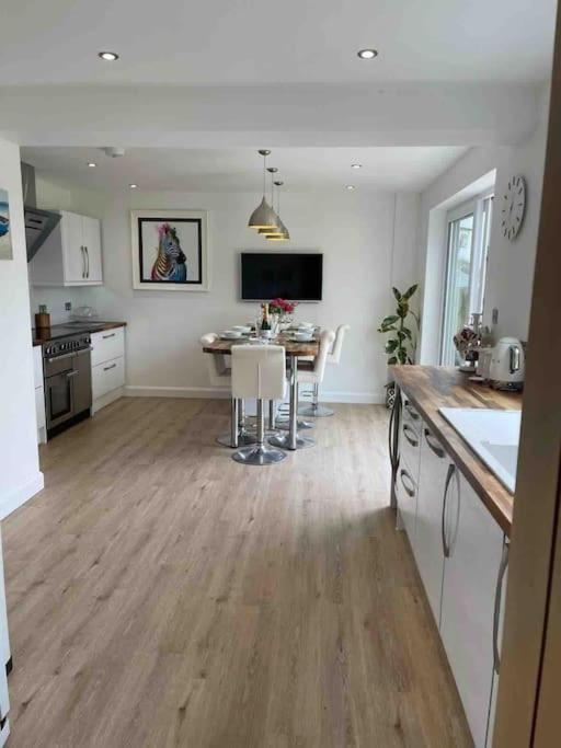Modern 4 Bedroom House In Weymouth Sunny Corner Екстер'єр фото